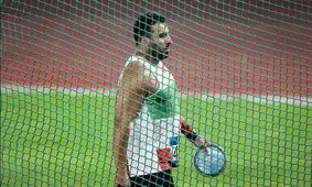 اقدام عجیب و غیرحرفه‌ای احسان حدادی در مصاحبه با خبرنگاران