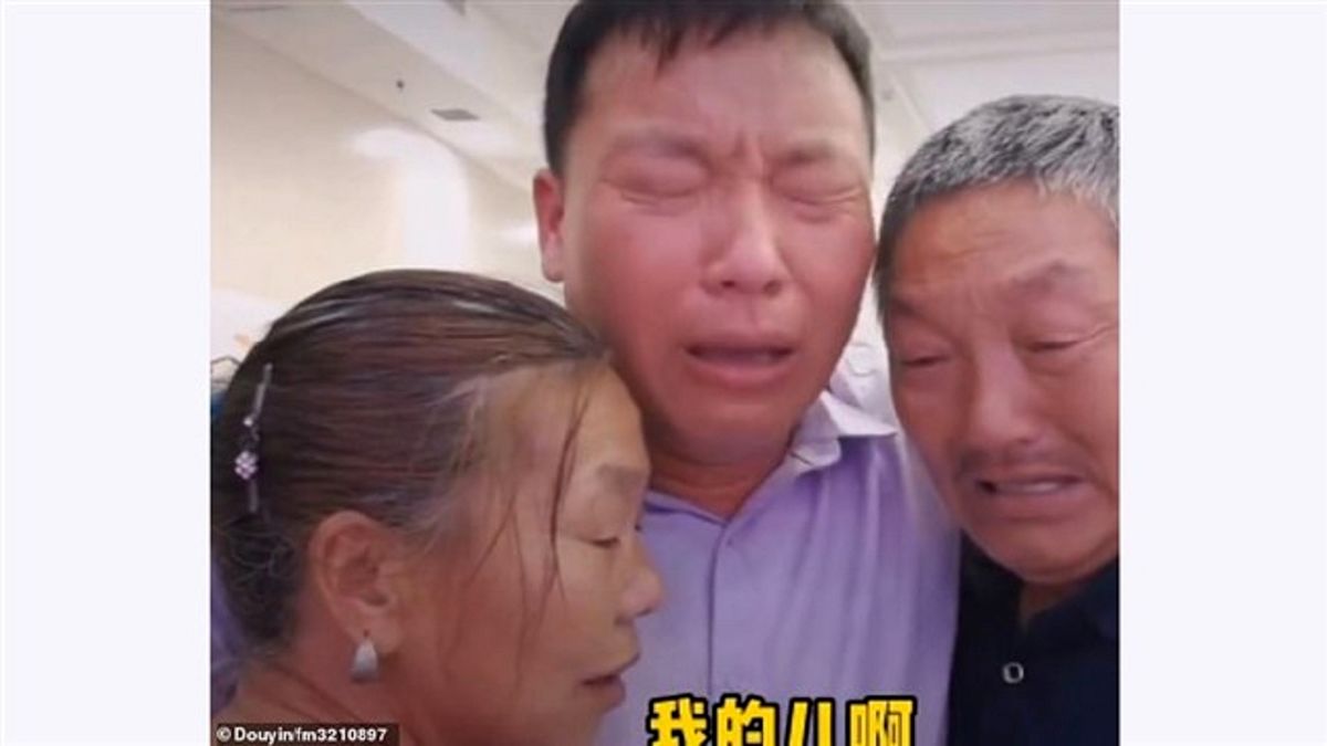 اشک شوق مادری که پس از ۳۰ سال کودک خود را به آغوش کشید/ ویدئو