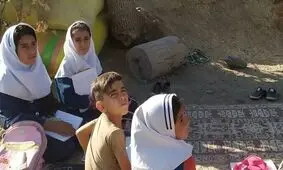 کلاس درس روی پشت بام در سایه بلوط پیر