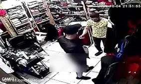لحظه دردناک قتل فروشنده لباس به دست مشتری/ ویدئو