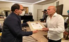 جمشید هاشم پور نشان درجه یک گرفت