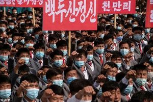 راهپیمایی مردم کره شمالی با ماسک بعد از رژه نظامی اخیر