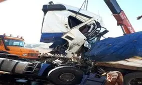 مرگ راننده تریلی در تصادف با تریلی دیگر