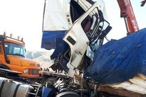 مرگ راننده تریلی در تصادف با تریلی دیگر