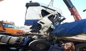 مرگ راننده تریلی در تصادف با تریلی دیگر