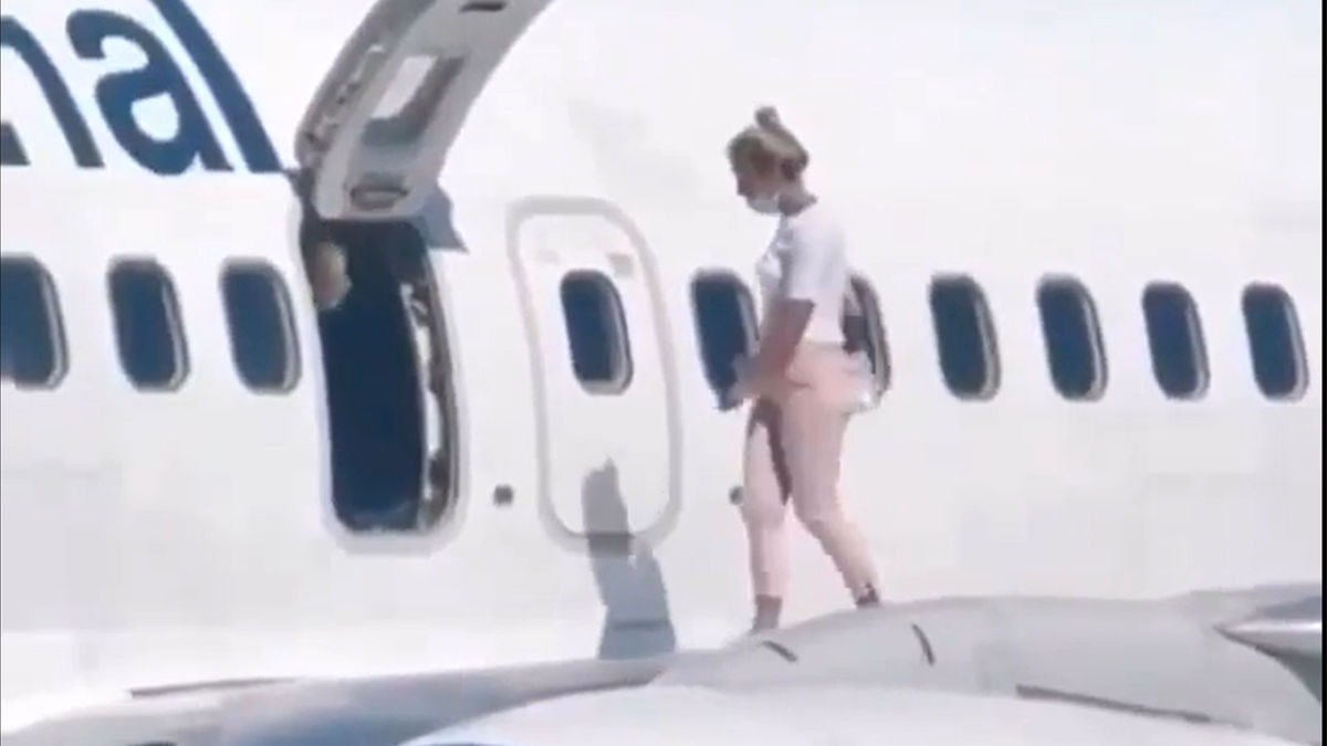 مسافری که در هواپیما گرمش شده بود، به روی بال هواپیما رفت/ ویدئو