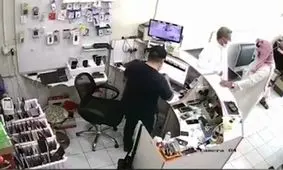 لحظه انفجار باتری موبایل در دستان فروشنده عربستانی