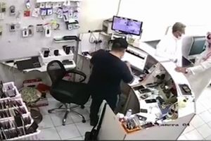 لحظه انفجار باتری موبایل در دستان فروشنده عربستانی