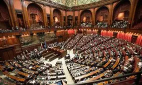 نماینده بی‌ماسک اینگونه توسط نمایندگان به بیرون مجلس منتقل شد/ ویدئو