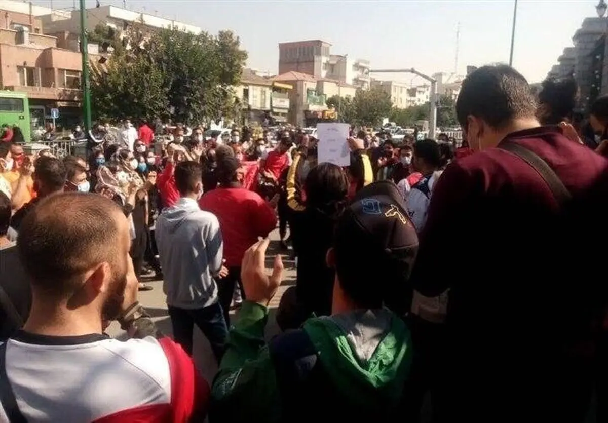شعار هواداران پرسپولیس: وزیر استقلالی نمی‌خواهیم نمی‌خواهیم/ ویدئو
