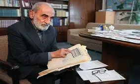 پرچم صلح را در چنین شرایطی بالا بردن، عین خیانت و حماقت است