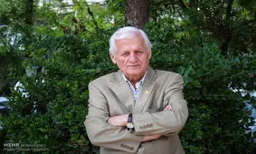 نقد صریح اکبر عالمی بر منتقدان/ مروج ابتذال و ساده‌اندیشی نباشید!