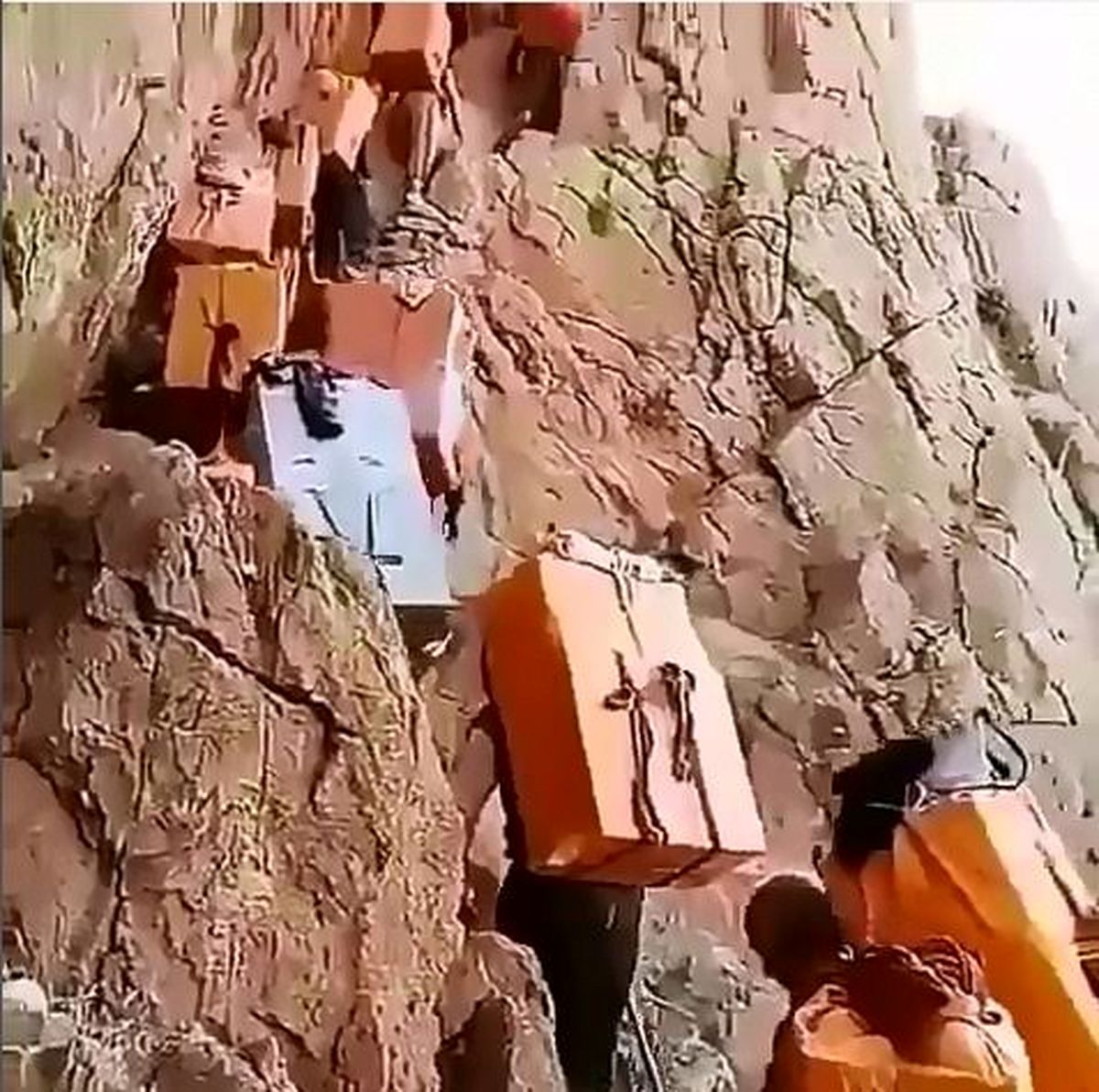خطرناکی و سختی کار کولبرها/ ویدئو