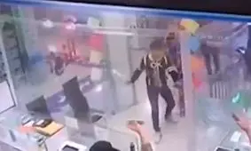 حمله قمه‌کشان به پاساژی در گلستان تهران/ ویدئو