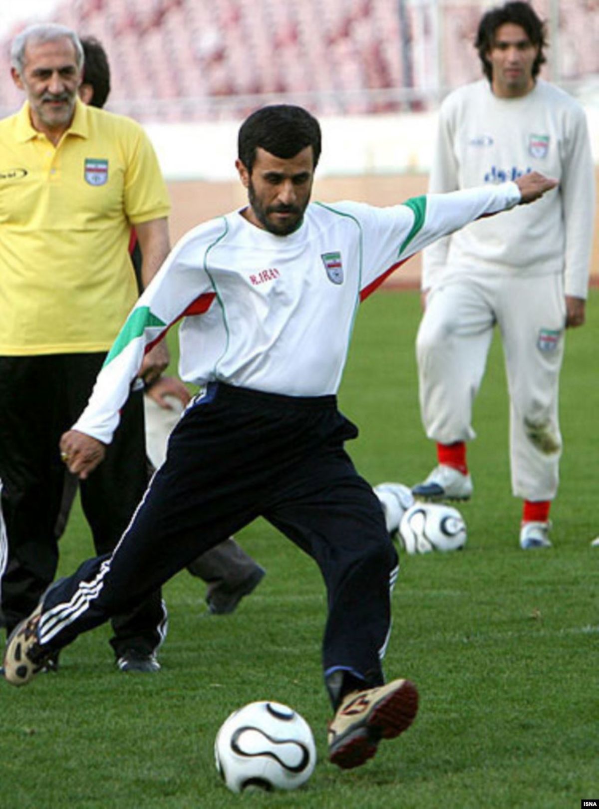  ماجرای عکس معروف احمدی‌نژاد با لباس تیم ملی