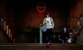 روزانه ۱۰۰ هزار نفر در بریتانیا به کرونا مبتلا می‌شوند 
