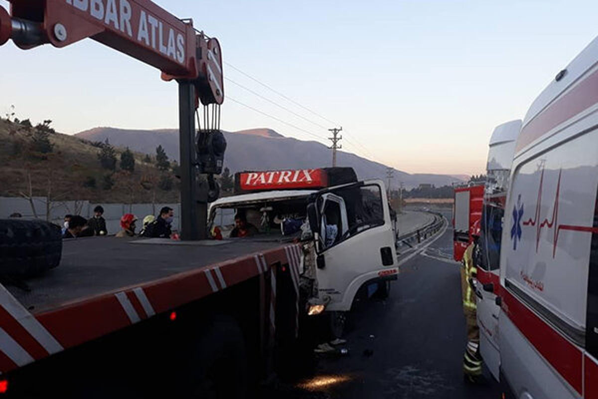 تصادف شدید کامیونت با خاور در بزرگراه شهید یاسینی