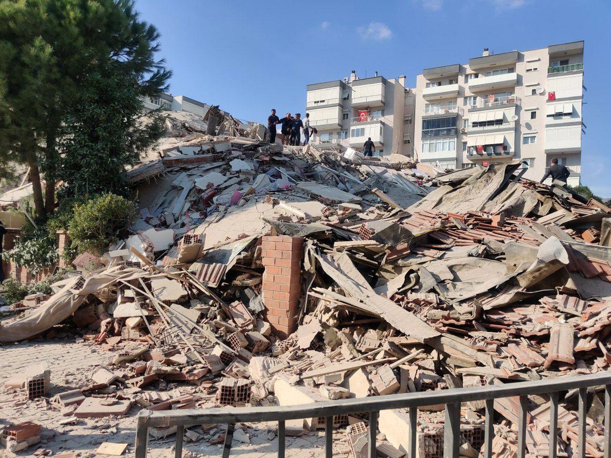 خواندن اشهد توسط سکنه ازمير هنگام وقوع زلزله/ ویدئو