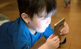 واکنش جالب کودک به صدای زنگ ناگهانی موبایل/ ویدئو