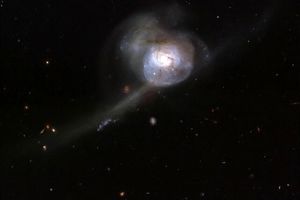 کهکشان مارپیچی که حاصل برخورد ۲ کهکشان دیگر است