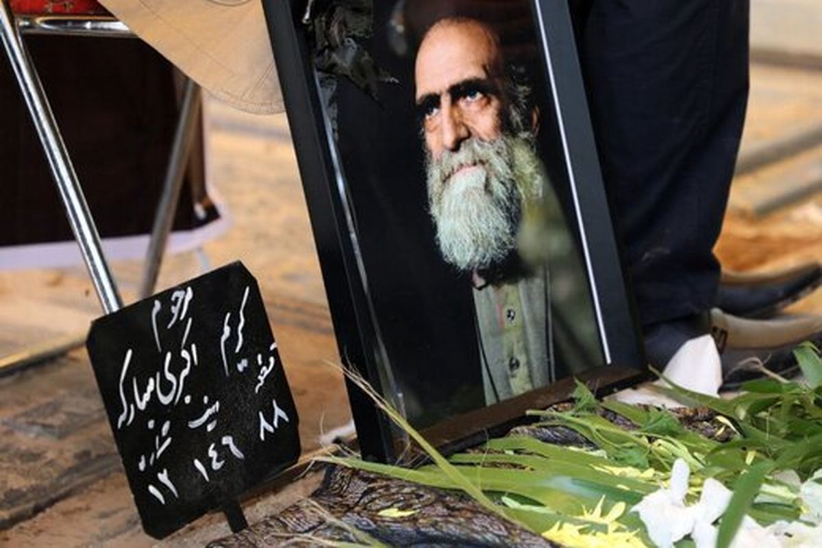 بازیگر نقش ابن‌ملجم در خانه ابدی آرام گرفت/ داریوش ارجمند: زنده‌یاد اکبری، بارها آرزو کرد با حضرت علی (ع) محشور شود