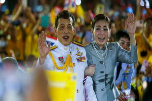 قدرت نمایی پادشاه تایلند در میان طرفداران خاندان سلطنتی در خیابان‌های بانکوک/ ویدئو