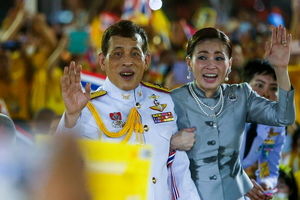 قدرت نمایی پادشاه تایلند در میان طرفداران خاندان سلطنتی در خیابان‌های بانکوک/ ویدئو