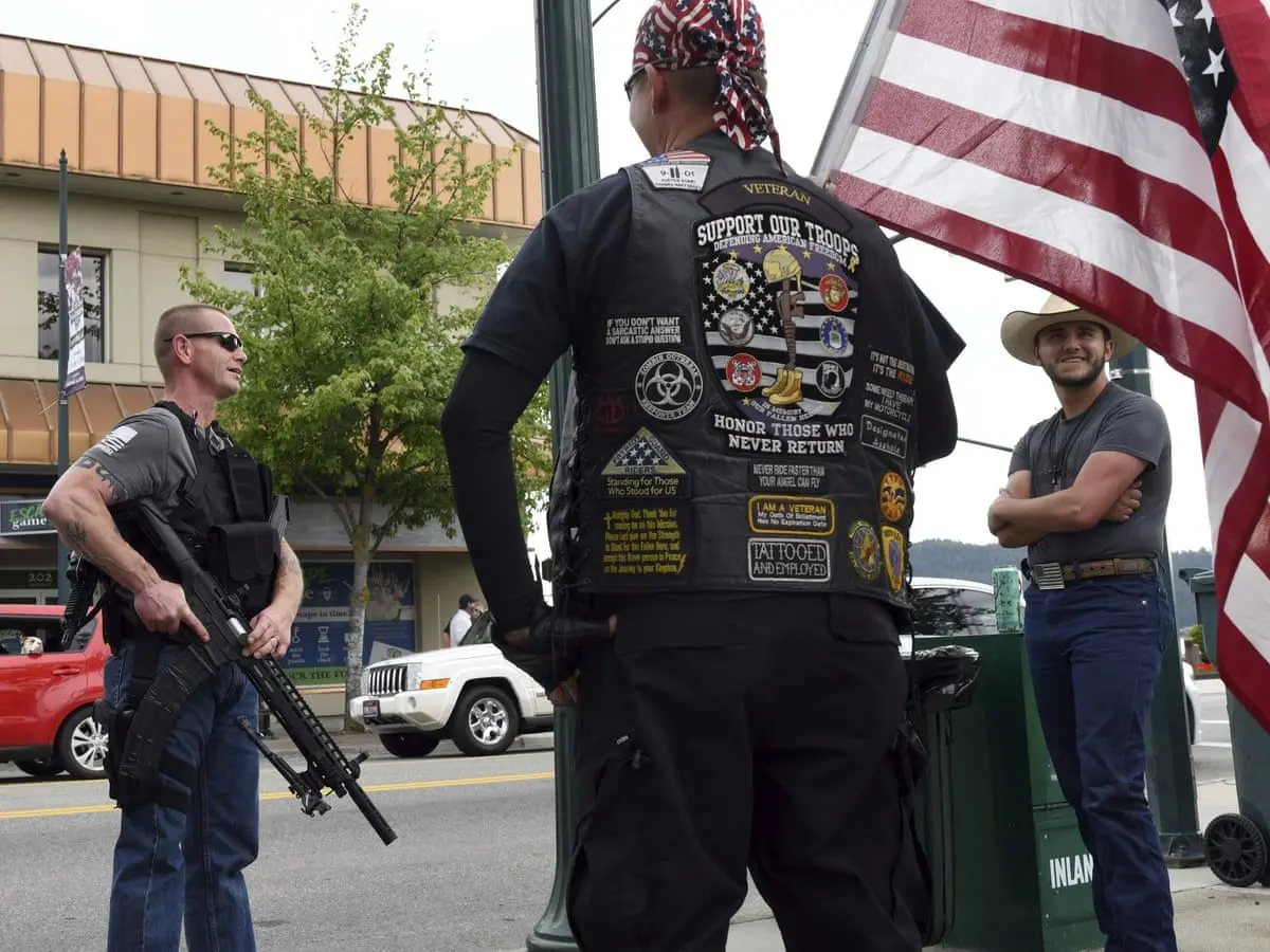 قدرت نمایی شبانه حامیان مسلح ترامپ در خیابان‌های واشنگتن/ عکس