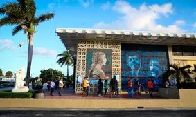 کفش‌های جالب متصدی رأی‌گیری در روز انتخابات/ عکس