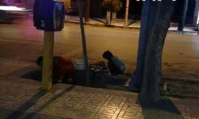 تصویری از شب قدر متفاوت پدر رفتگر در کنار فرزندش