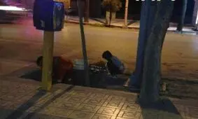 تصویری از شب قدر متفاوت پدر رفتگر در کنار فرزندش