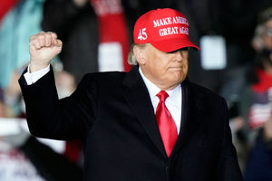 تصویری از شکستن کلاه گچی تبلیغاتی ترامپ