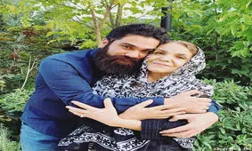 آواز خواندن علی زند وکیلی برای مادرش