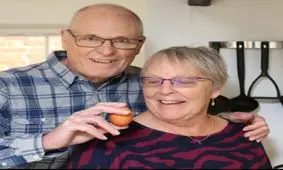 خروج آدمک از تخم مرغ، زوج مسن را شگفت‌زده کرد!