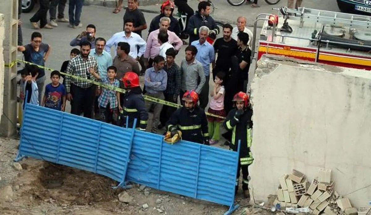 ریزش ساختمان دو طبقه در مشهد به دلیل نامعلوم