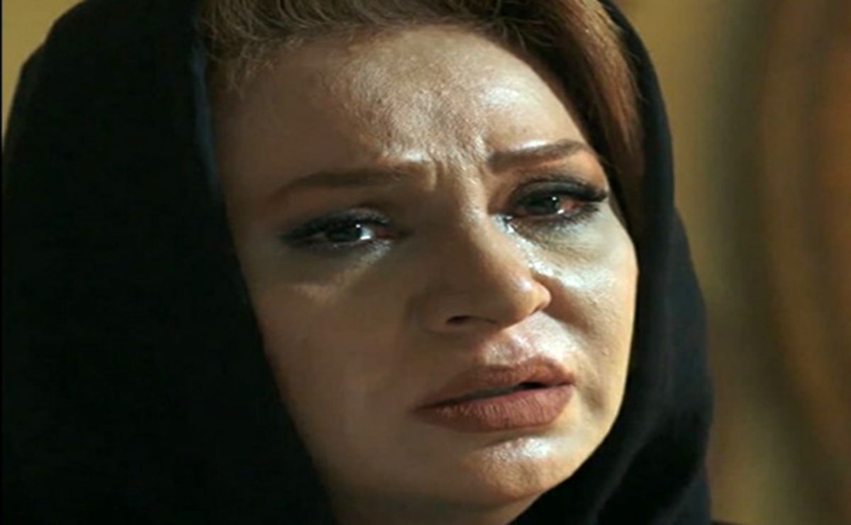 اشکهای نسرین مقانلو در مراسم یادبود پدرش/ ویدئو