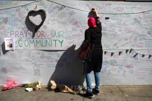 دیوارنویسی در یادبود قربانیان آتش‌سوزی برج لندن / فارسی زبان ها روی دیوار یادبود نوشتند