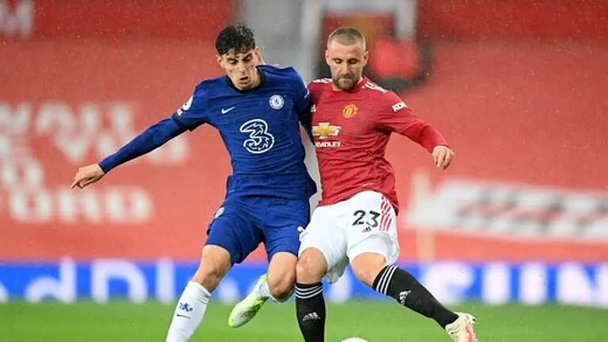 بنر عجیب در بازی منچستریونایتد؛ دنیا می‌داند ترامپ پیروز شد!/عکس