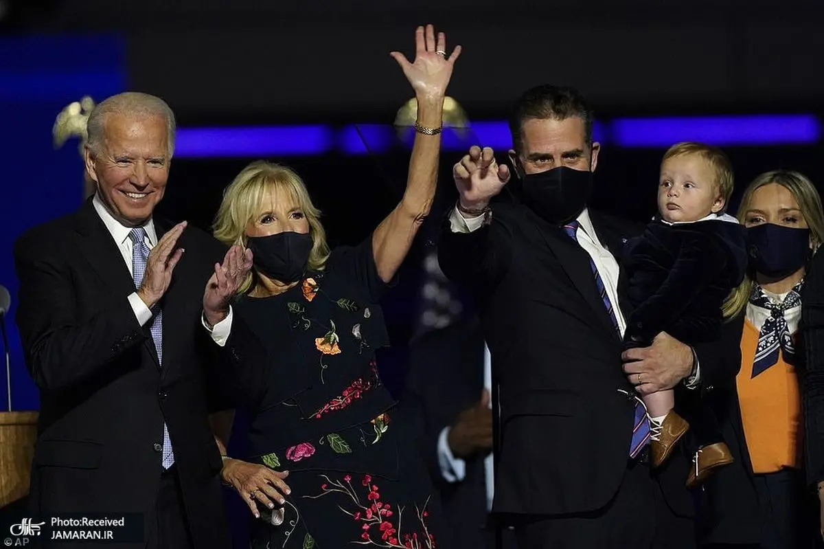 پسر جنجالی بایدن بالاخره روی صحنه آمد/ عکس
