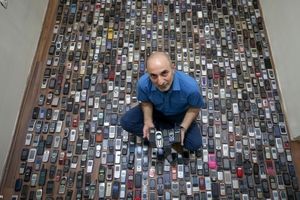 مردی که ۱۰۰۰ موبایل در خانه دارد!/ عکس‌ها