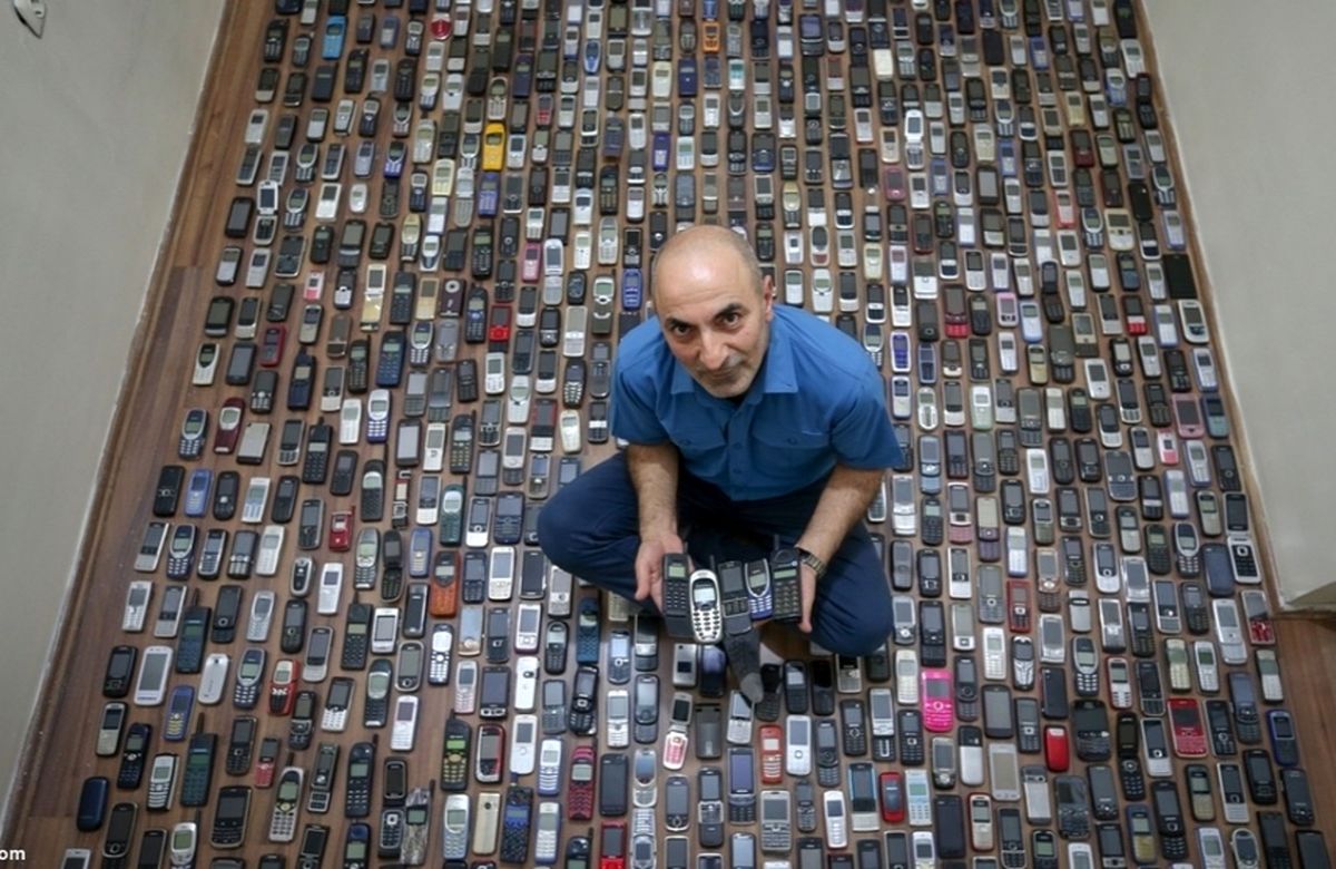 مردی که ۱۰۰۰ موبایل در خانه دارد!/ عکس‌ها