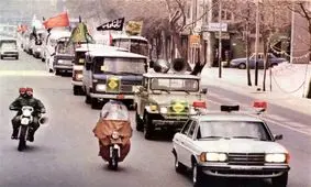 فیلم منتشره نشده از برخورد متفاوت نیروهای کمیته انقلاب اسلامی با گران‌فروشان در اوایل انقلاب/ تشکیل دادگاه در جلوی مغازه/ ویدئو