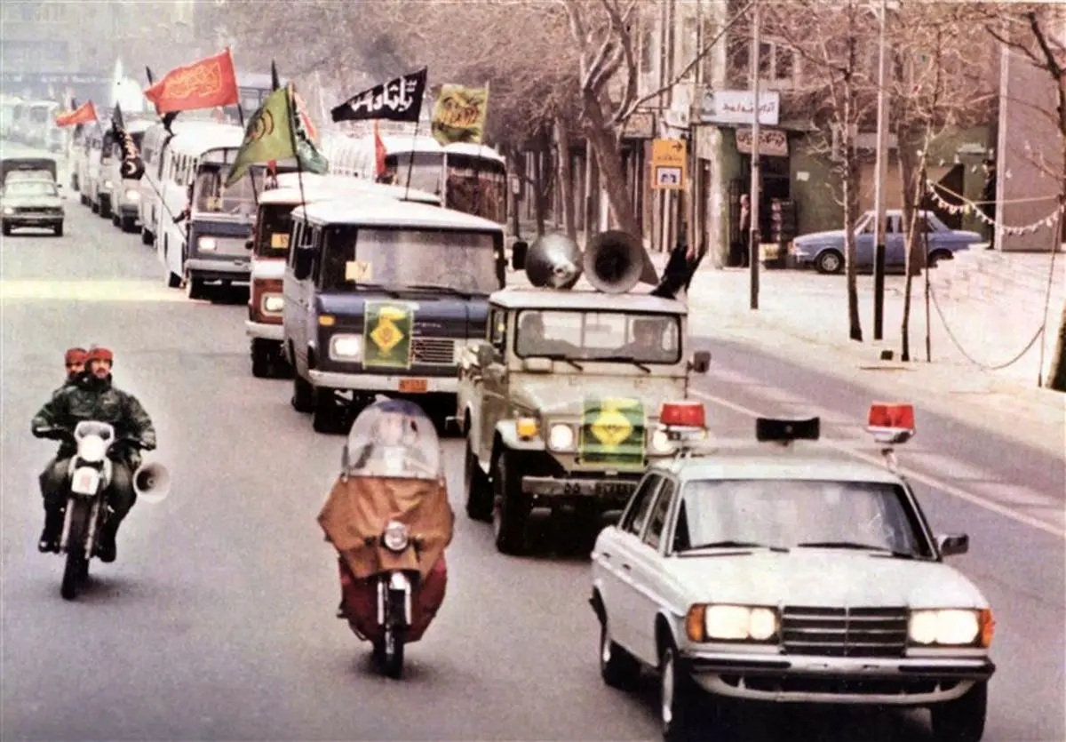 فیلم منتشره نشده از برخورد متفاوت نیروهای کمیته انقلاب اسلامی با گران‌فروشان در اوایل انقلاب/ تشکیل دادگاه در جلوی مغازه/ ویدئو