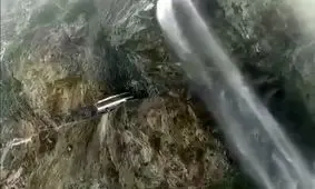 لحظه وحشتناک رد شدن اتوبوس از یک جاده خطرناک در هیمالیا/ ویدئو