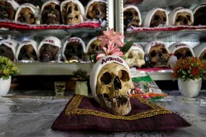رسم عجیب مردم بولیوی؛ تزئین جمجمه مردگان برای کسب شانس و سلامتی