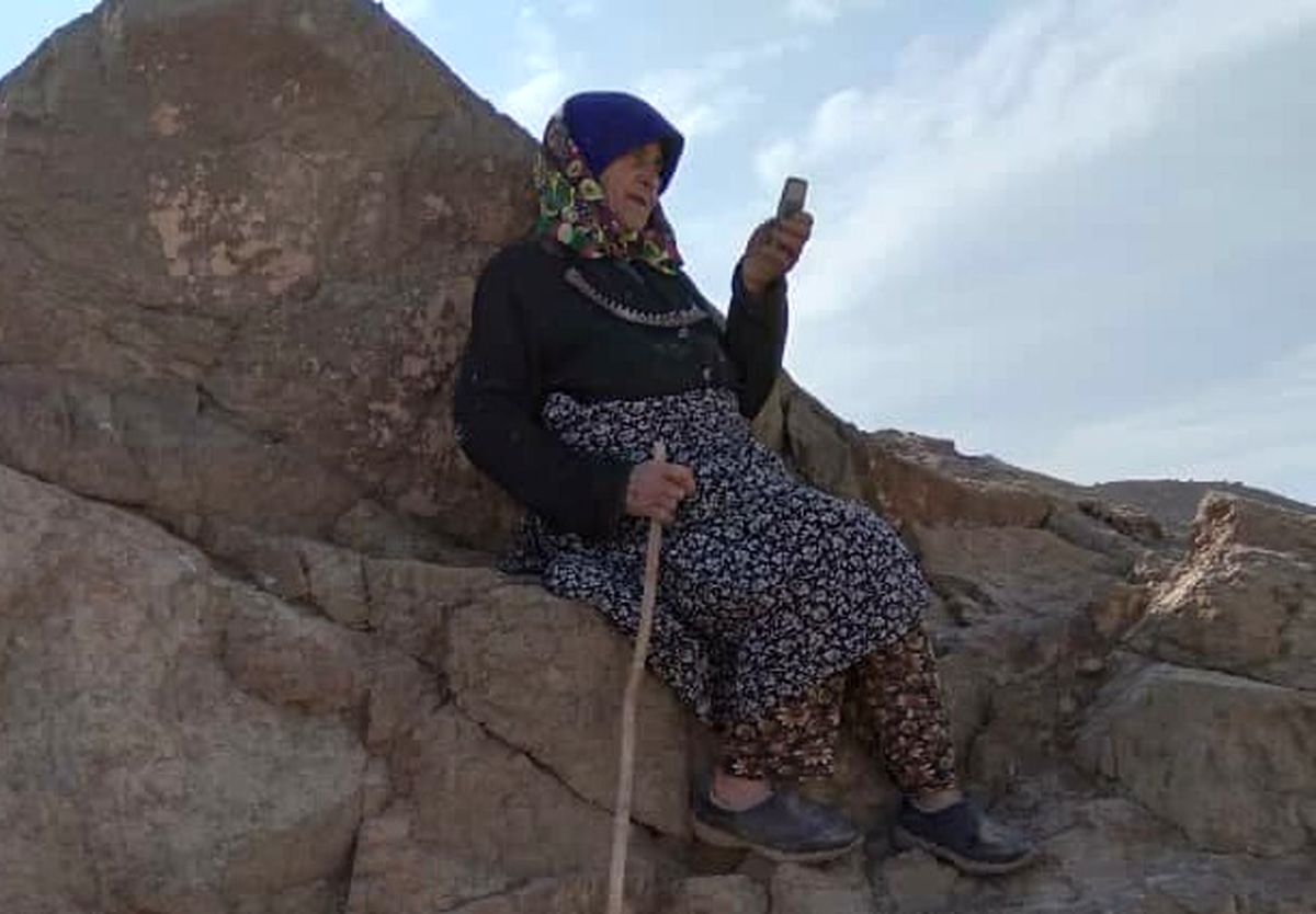 زحمتی که روستاییان فرینو شاهرود برای یک تماس تلفنی میکشند