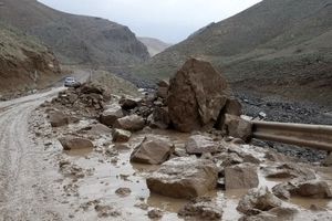 ریزش کوه باعث مسدود شدن جاده قدیم اندیمشک-پل‌زال شد