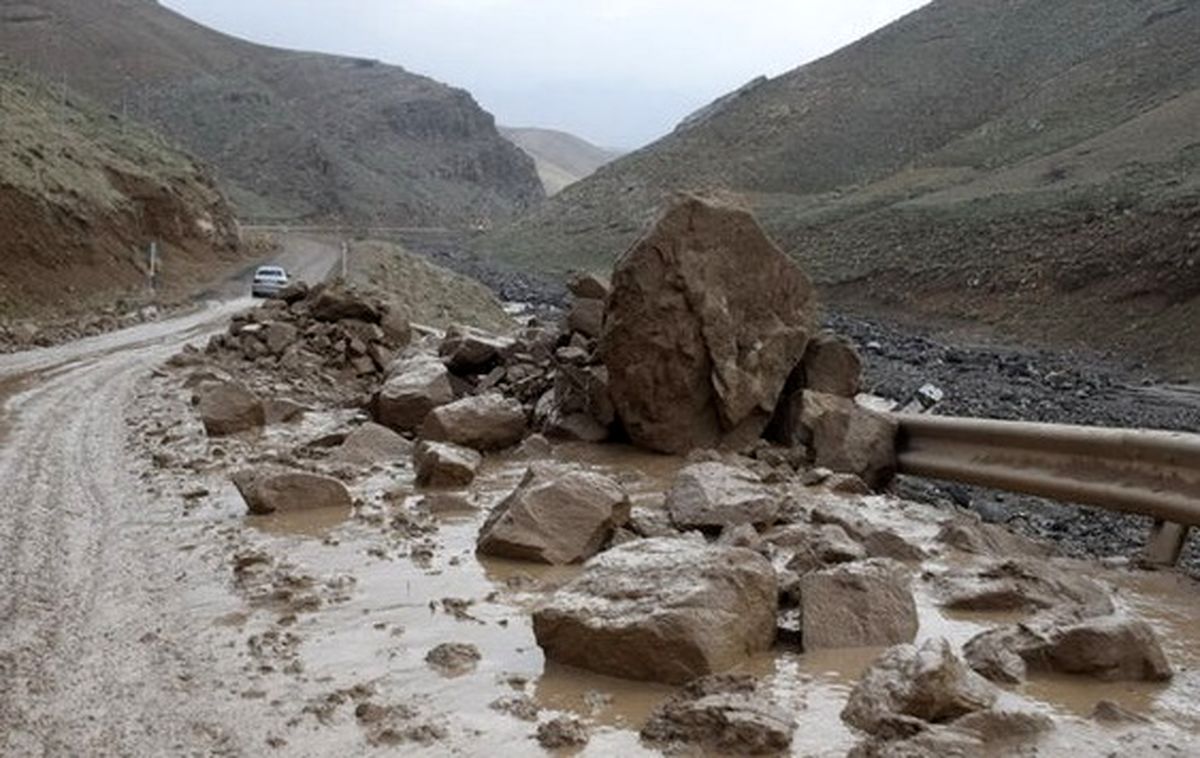 ریزش کوه باعث مسدود شدن جاده قدیم اندیمشک-پل‌زال شد