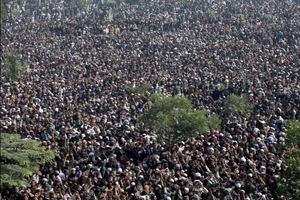 سیل جمعیت در تشییع جنازه یکی از رهبران تندروی پاکستان/ عکس‌ها