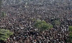 سیل جمعیت در تشییع جنازه یکی از رهبران تندروی پاکستان/ عکس‌ها